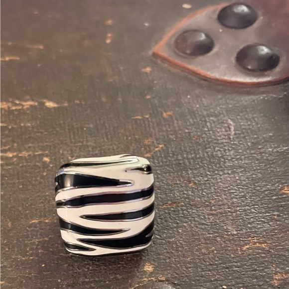 Stainless Steel Black and White Enamel Zebra Stripe Ring Size 5 NWOT - Picture 4 of 8